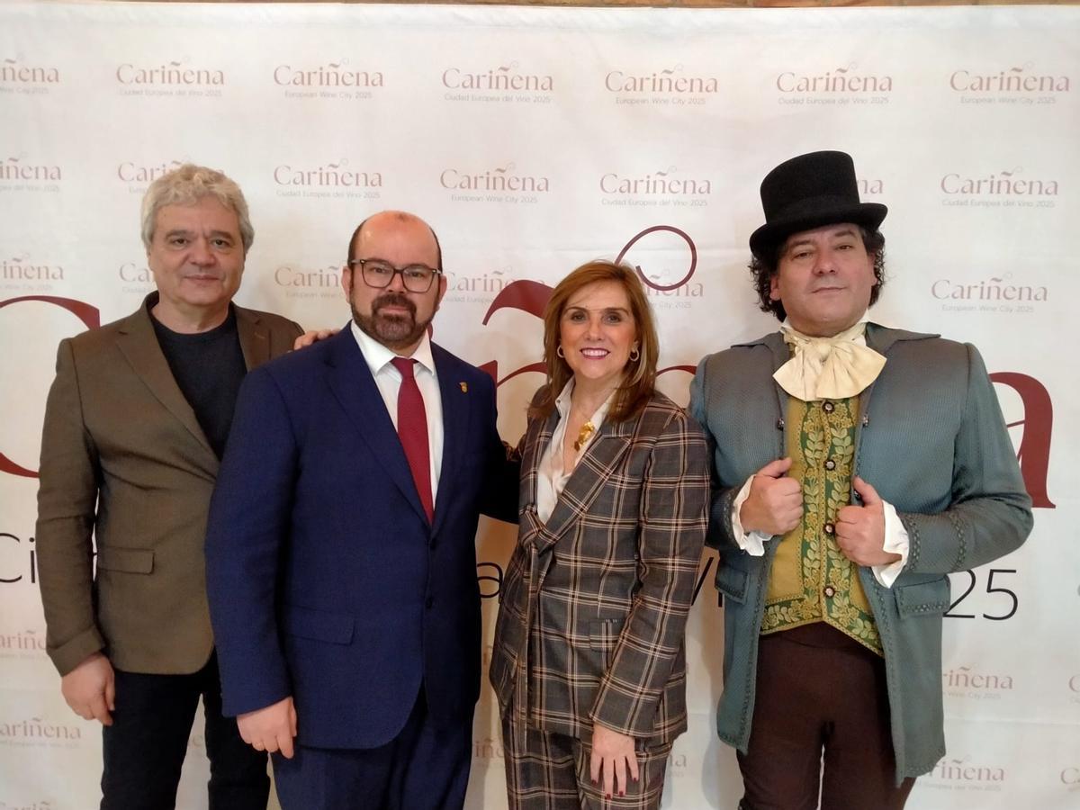 El alcalde de Cariñena, el segundo por la izquierda, este miércoles.