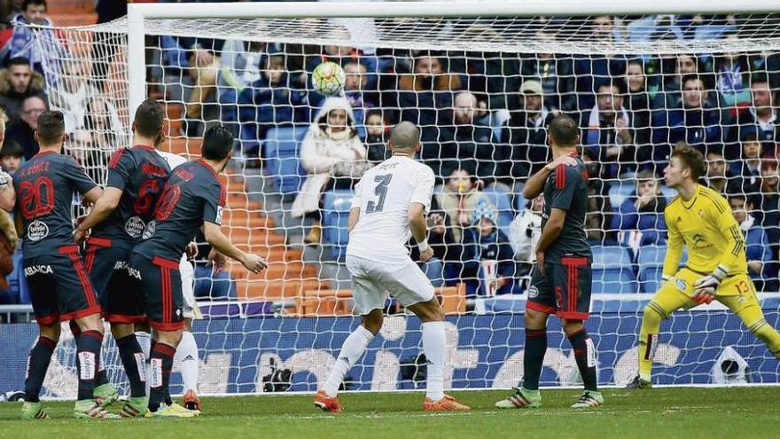 Rubán Blanco sigue con la mirada el lanzamiento de Ronaldo en el tercer gol del Real Madrid. // Juanjo Martín