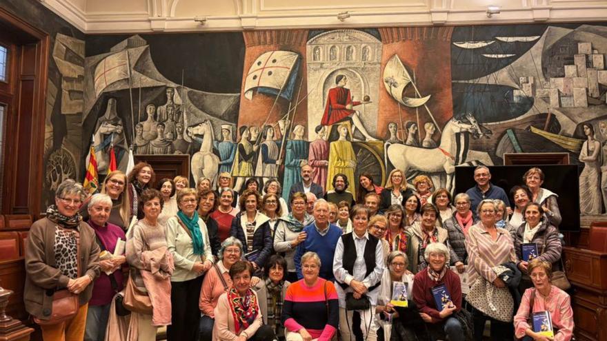 El grupo del aula de adultos con Andrés Neuman.