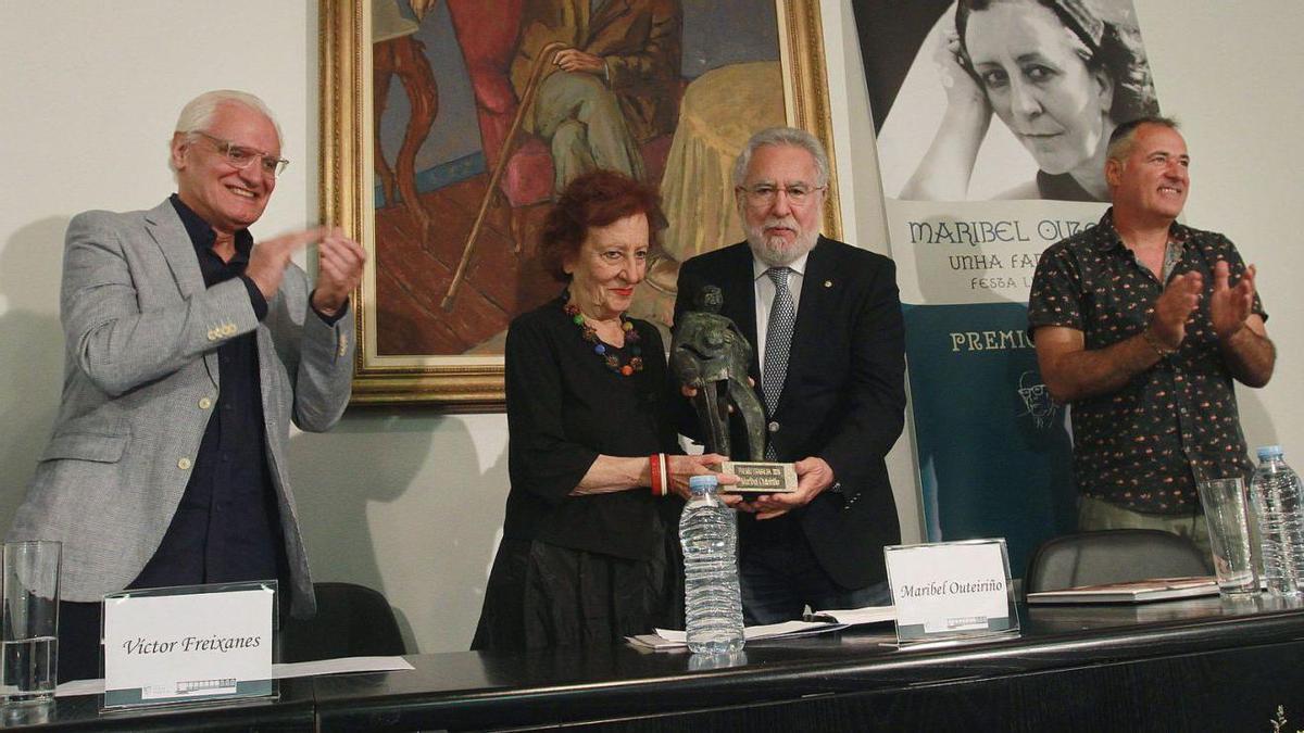 Miguel Santalices entregó el premio a Maribel Outeiriño, en presencia de Víctor Freixanes y Luis Davila.