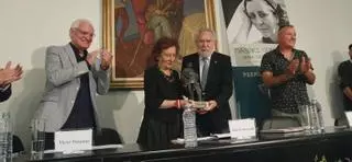 Maribel Outeiriño recibe el Premio Trasaba por divulgar la figura de Otero Pedrayo