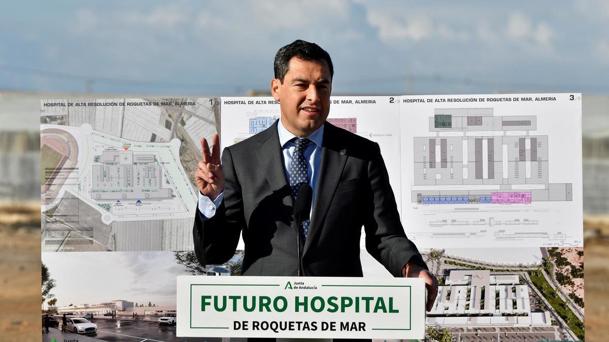 El presidente andaluz, Juanma Moreno durante su intervención previa a la colocación de la primera piedra del nuevo hospital de Roquetas de Mar (Almería).