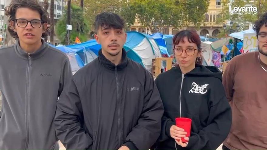 Declaraciones de los acampados tras una noche de lluvias en València