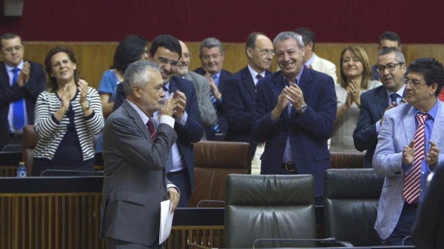 Griñán recibe los aplausos de su grupo y del vicepresidente Diego Valderas (d), tras su intervención en la segunda jornada del primer debate sobre el estado de la comunidad