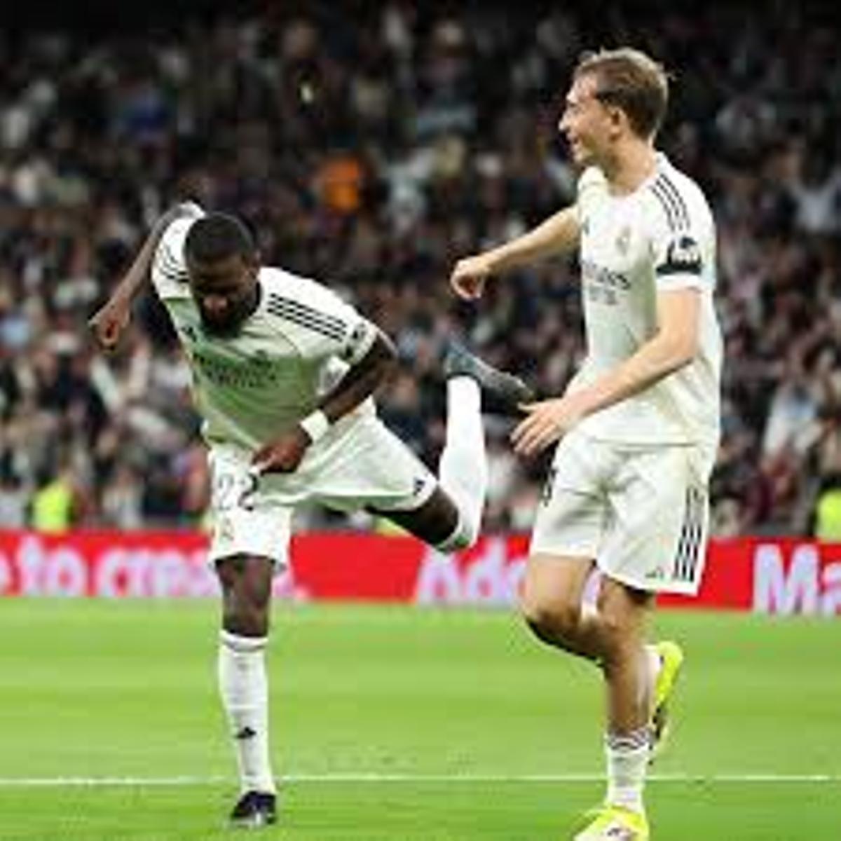 Rudiger y Huijsen celebran un gol en el Bernabéu