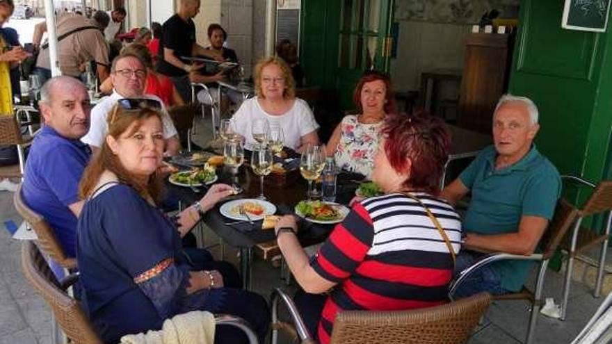 Comensales en un restaurante de O Grove, ayer. // Muñiz