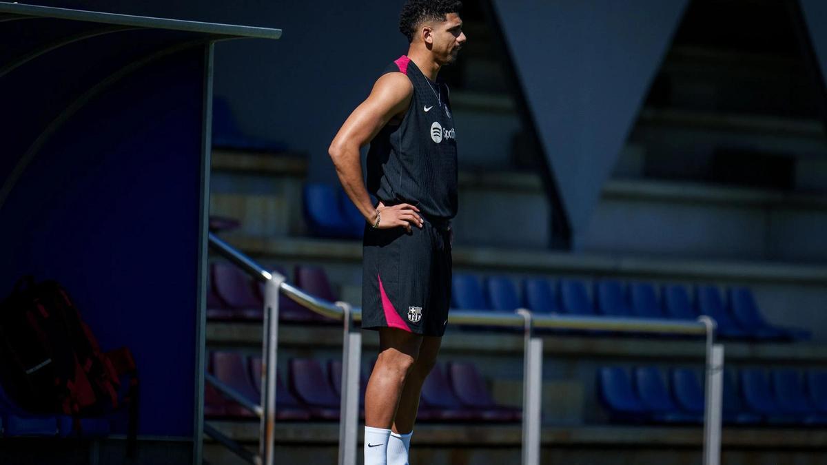 El central uruguayo del FC Barcelona Ronald Araujo en una sesión de recuperación en la Ciutat Esportiva Joan Gamper