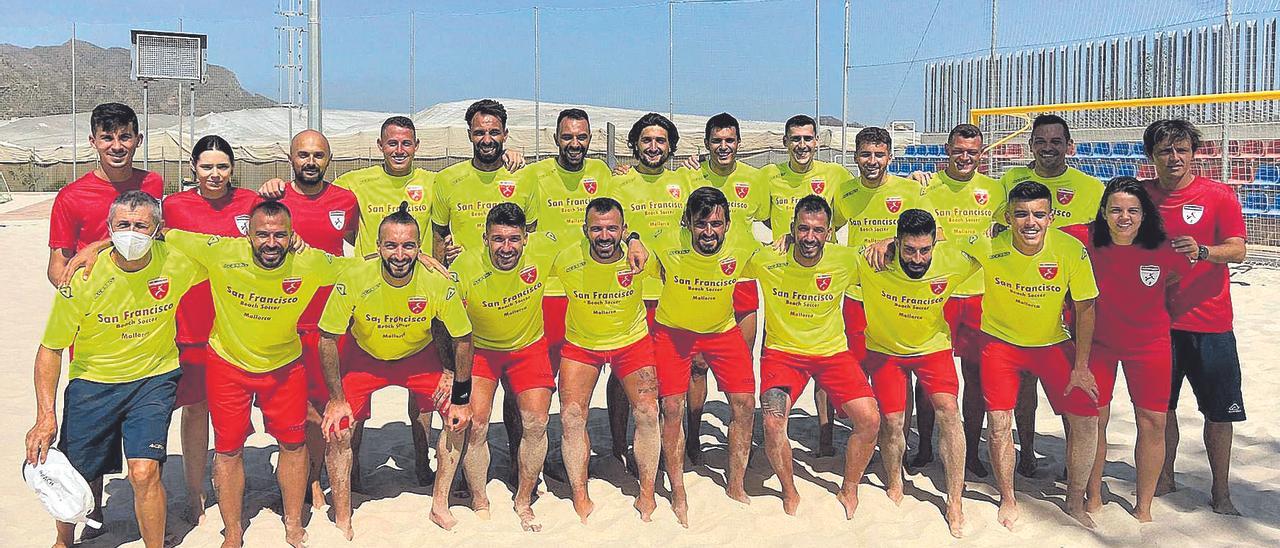 El San Francisco de fútbol playa posa antes de empezar a entrenar a las órdenes de Amarelle.