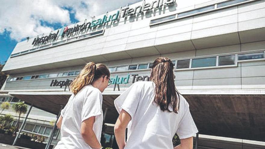 Dos sanitarias, delante de Quirónsalud Tenerife.