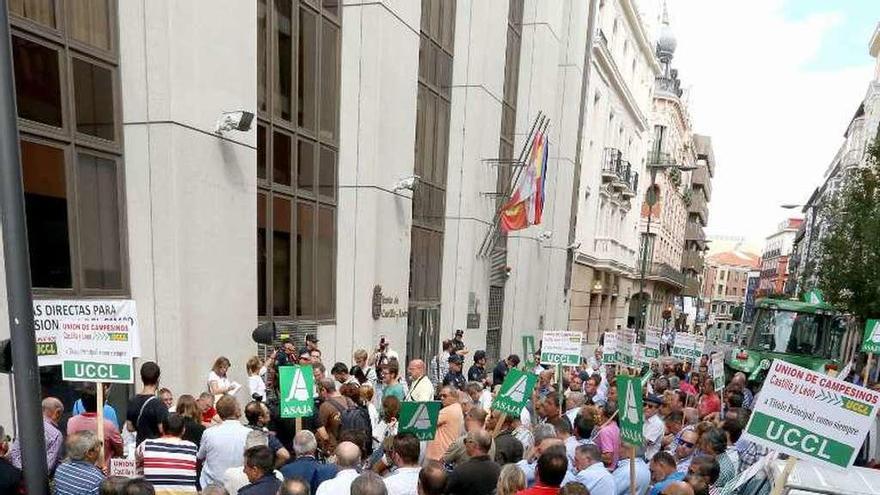 Agricultores concentrados frente a la sede de la Delegación de la Junta en Valladolid.