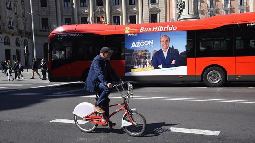 La campaña de Azcón en los buses de Zaragoza «vulnera» la ley electoral