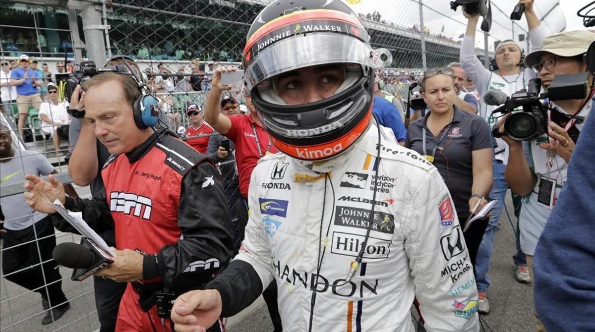 jmexposito38657194 fernando alonso  of spain  makes his way back to the garage 170528225944