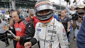 Fernando Alonso vuelve hacia su garaje después de abandonar las 500 Millas de Indianápolis por la rotura del motor.