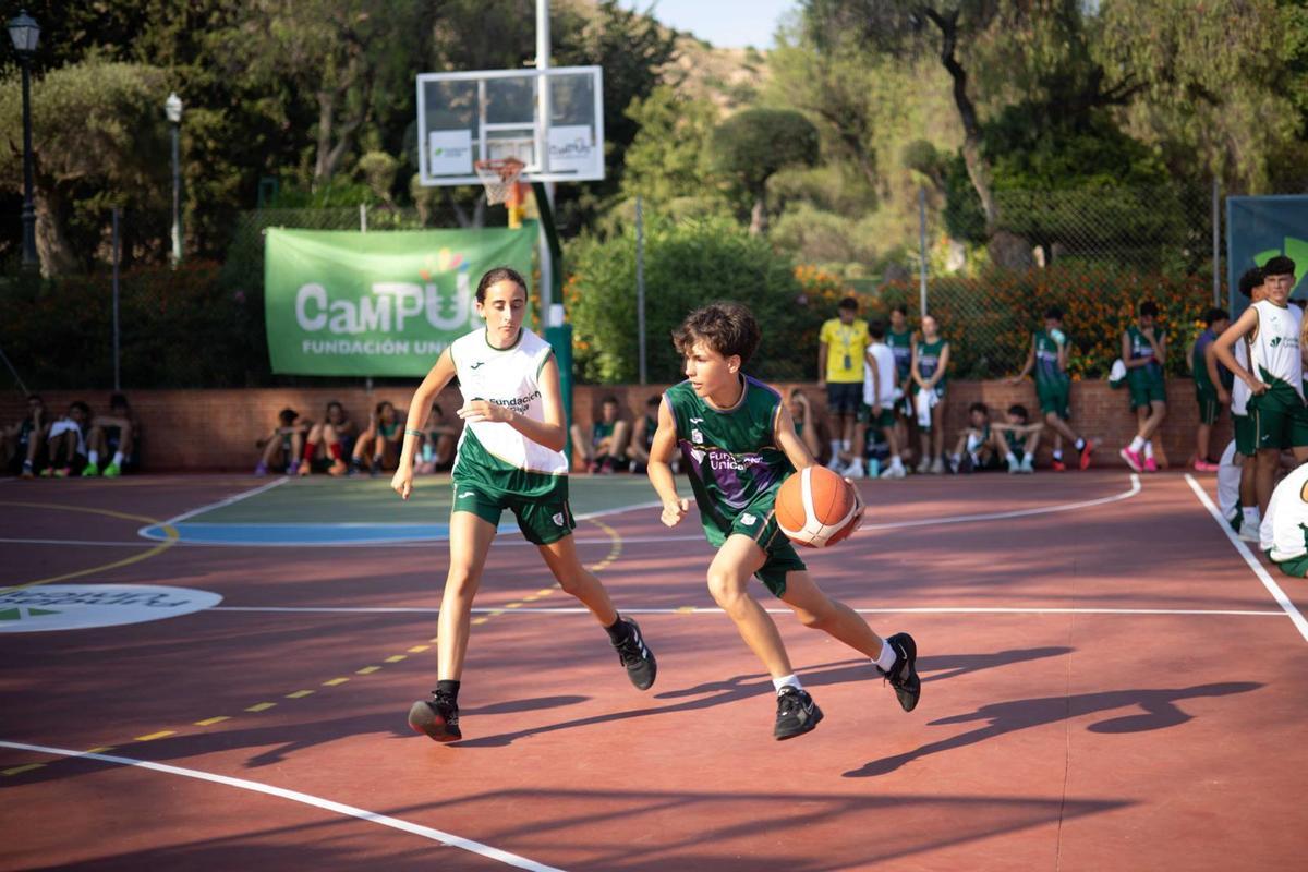 Niños del Campus Fundación Unicaja juegan al baloncesto