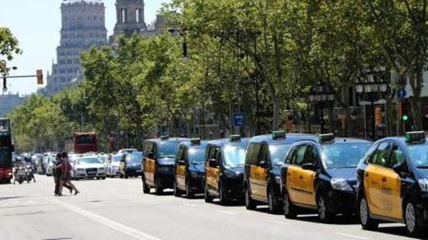 Els taxistes van estendre la seva protesta i ahir van ocupar dos carrils del passeig de Gràcia