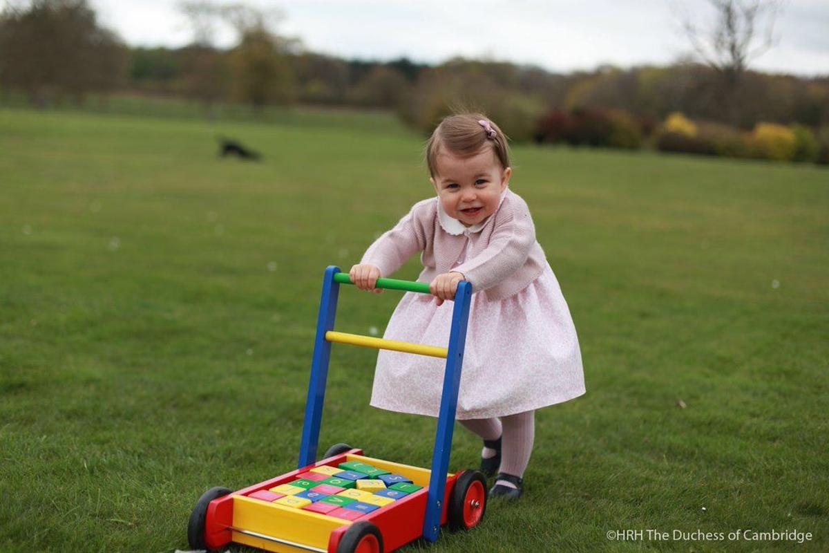 Los primeros pasos de la princesa Charlotte de Cambridge