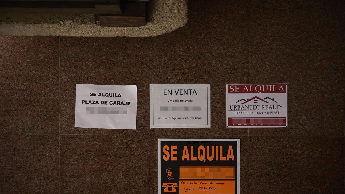 Carteles de venta y alquiler de viviendas y plazas de garaje
