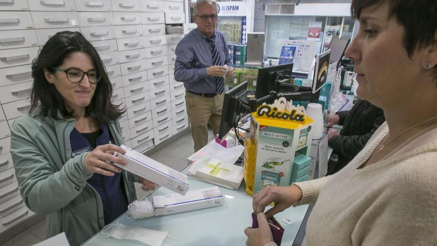 Una clienta adquiere una caja de mascarillas en una farmacia de la provincia, en imagen de archivo