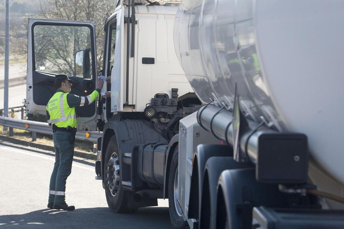 Un agente de la Guardia Civil de Tráfico durante un control a un camión.
