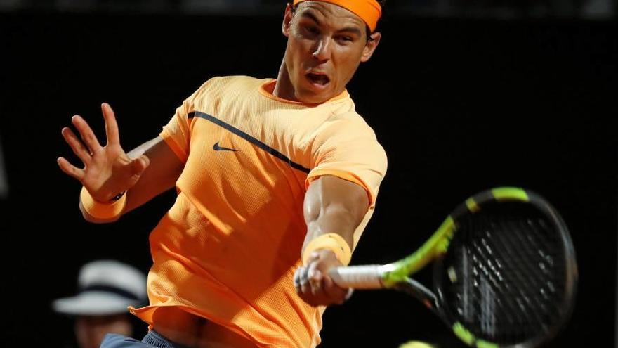 Rafel Nadal en uno de sus golpes en el partido que ayer disputó en Roma ante el alemán Philipp Kohlschreiber.