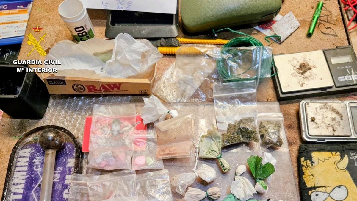 Parte de la droga incautada al detenido.
