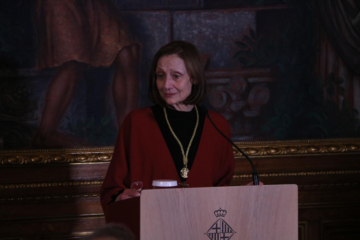 Carme Elias recibe emocionada la Medalla de Oro al Mérito Cultural de Barcelona