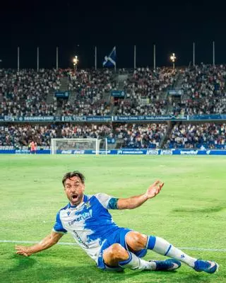 El dulce momento de Enric Gallego rescata la increíble historia de superación del '9' del CD Tenerife: de peón de albañil y camionero a referente goleador