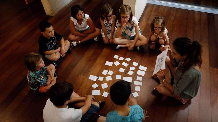 Los asistentes al taller durante una de las actividades.