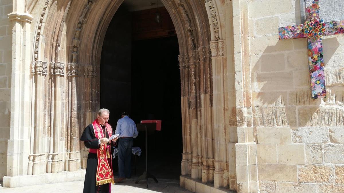 El abad Saneugenio, en la bendición de la cruz ante la puerta de Santa María.