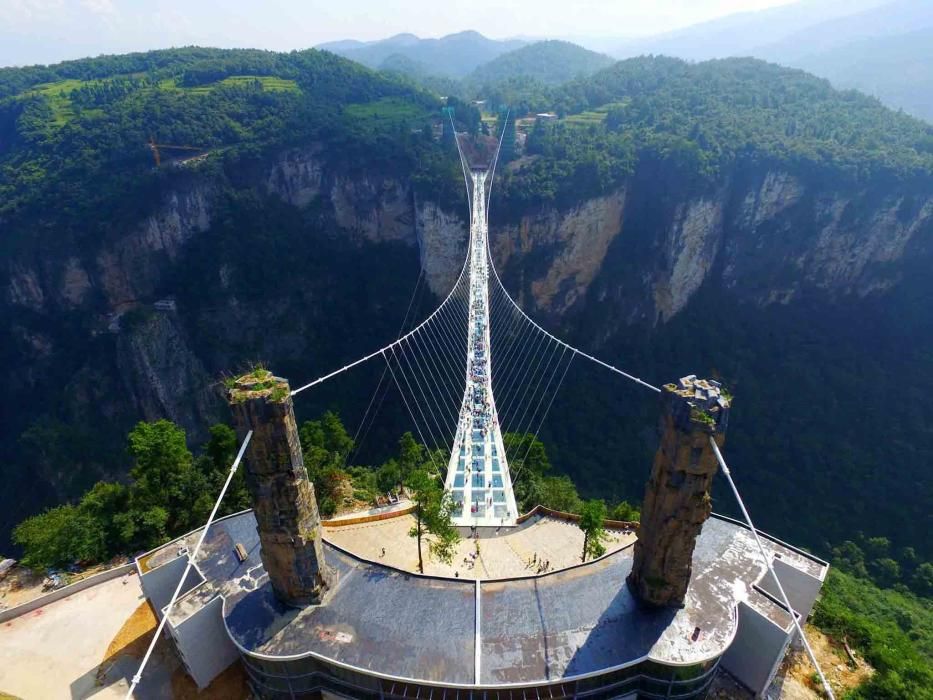 L’espectacular pont de vidre de 430 metres de llarg que uneix dos penya-segats a Zhangjiajie