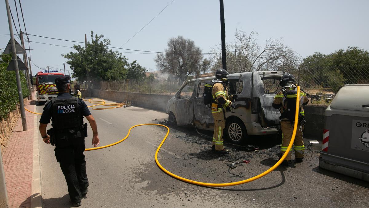 Los bomberos apagan el fuego de la furgoneta que ardió en sa Carroca
