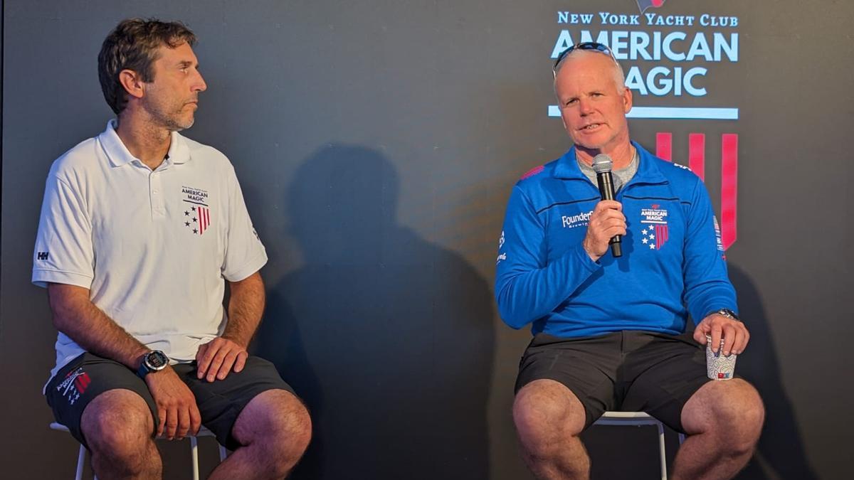 El diseñador de velas del American Magic, Juan Meseguer, y el patrón y director deportivo del equipo, Terry Hutchinson.