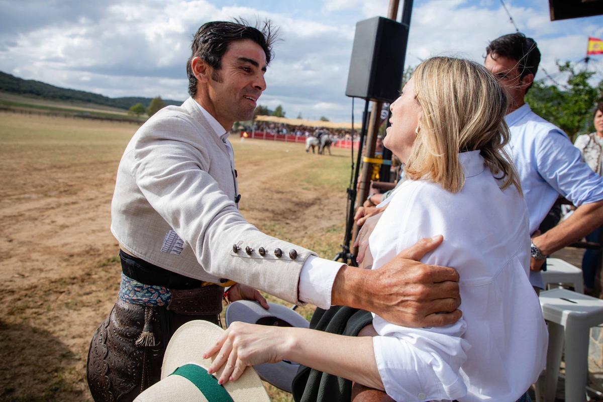 El torero Miguel Ángel Perera saludando a la presidenta de la Junta