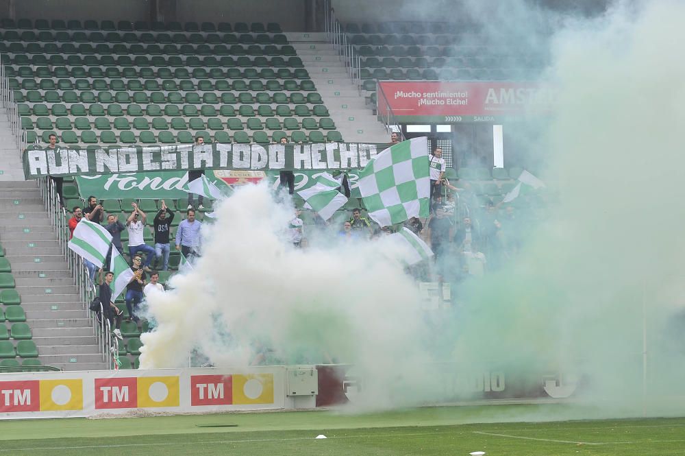 La afición del Elche apoya a los suyos en el entrenamiento previo al derbi contra el Hércules