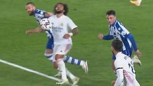 El penalti más raro nunca visto que no se llegó a pitar: ¡Laguardia estiró del pelo a Marcelo!