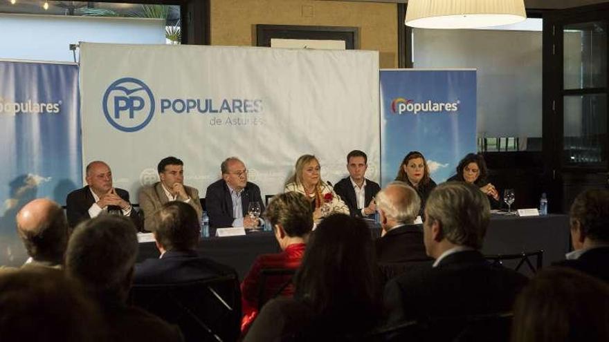 Mercedes Fernández, en el centro, durante el comité ejecutivo regional de ayer.