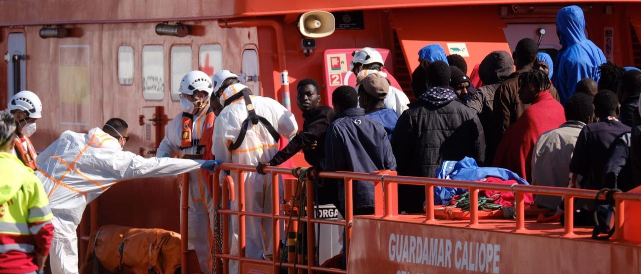 Llegada de Salvamento Marítimo con los supervivientes del naufragio de una patera al sur de Gran Canaria (26/04/2022)
