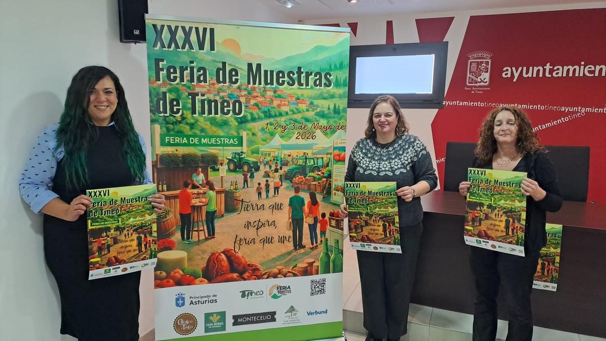 La concejala Esther López; la Alcaldesa de Tineo, Montse Fernández y la coordinadora del certamen, Sara Pérez.