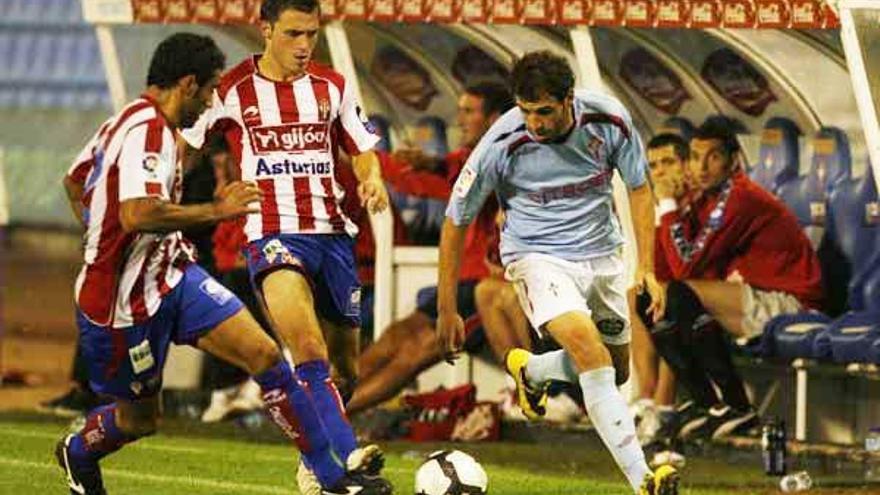 Trashorras, elegido mejor jugador del encuentro, intenta desbordar a dos jugadores del Sporting. // José Lores