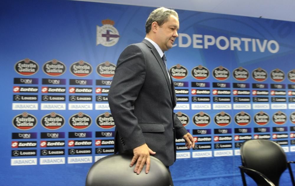 El presidente del Deportivo comparece en Riazor para explicar la destitución de Víctor Sánchez del Amo. "La confianza se construye poco a poco pero se destruye rápido", comentó ante los medios.