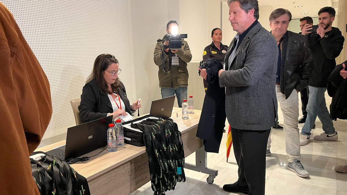 Antonio Lappi, entrando en la Junta de Accionistas