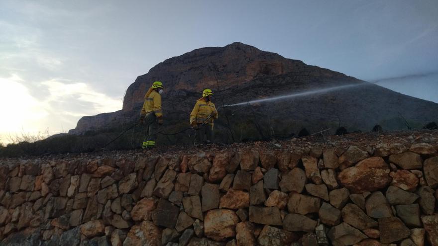 Controlado el segundo incendio declarado en una semana en la ladera del Montgó en Xàbia
