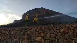 Controlado el segundo incendio declarado en una semana en la ladera del Montgó en Xàbia