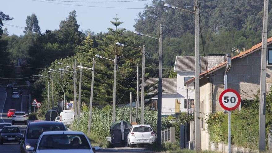 Postes de alumbrado público en las márgenes de la carretera de A Madalena. // Santos Álvarez