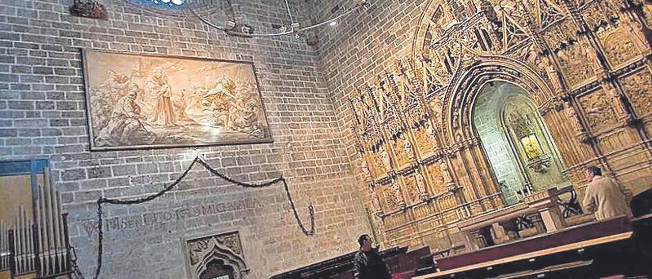 Capilla del Santo Grial en la catedral de Valencia, con las cadenas de Marsella.