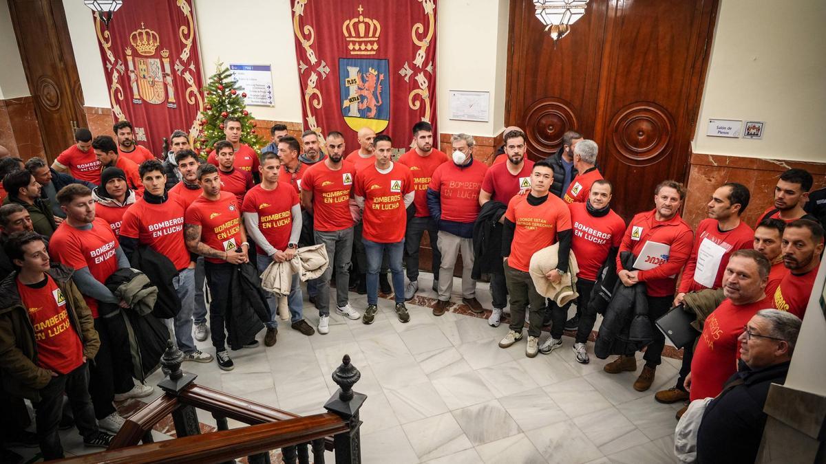 Los bomberos, en el pasillo del Ayuntamiento de Badajoz el pasado 18 de diciembre.