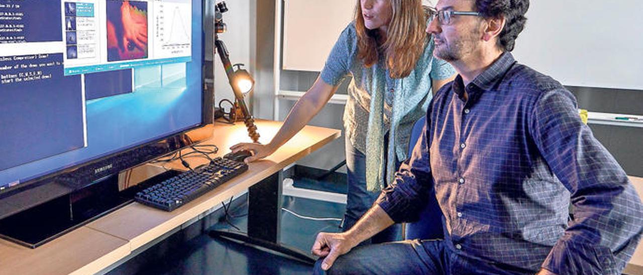 Lucana Santos Falcón y Roberto Sarmiento en el laboratorio del grupo de Diseño de Sistemas Integrados del IUMA.