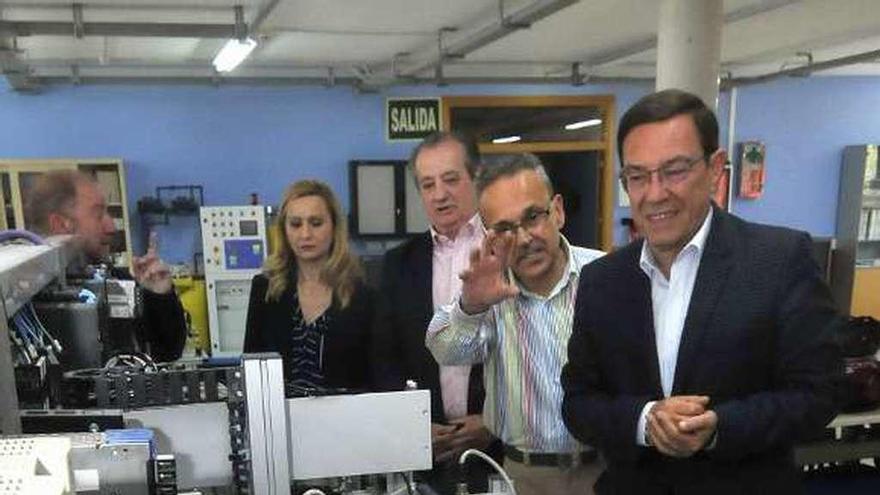 Vázquez, a la derecha, en la visita al centro de FP de Valnalón.