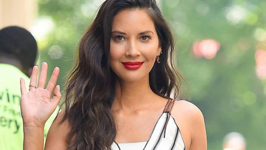 Olivia Munn con labios rojos