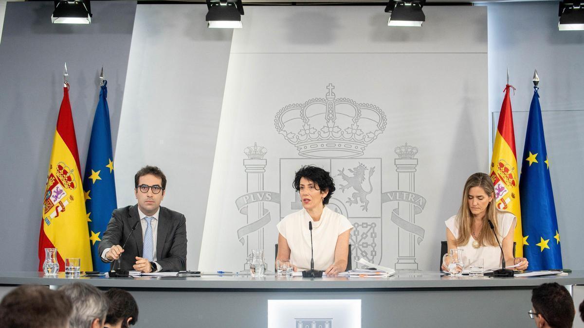 La ministra Portavoz, Elma Saiz (i), la vicepresidenta tercera y ministra para la Transición Ecológica y el Reto Demográfico, Sara Aagesen (d), y el vicepresidente primero y ministro de Economía, Comercio y Empresa, Carlos Cuerpo, durante una rueda de pre
